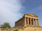 Главный храм Конкордия, который лучше всего сохранился в мире, благодаря тому, что он, начиная с 6 века до н.э., являлся действующим храмом греков, арабов, карфагенцев, норманнов, римлян, христиан.