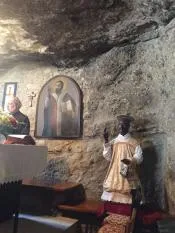 Сицилия. Пещера в Ажире, где Святой Филипп жил, его изображают с чёрной кожей, потому что, когда он сбросил дьявола в кипящий кратер Этны, последний его опалил огнём.
