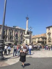 Катания - вечный соперник Палермо! Несмотря на то, что он меньше в 3 раза, он более колоритный, богатый, гармоничный и сицилийский! Мы на площади Дуомо у символа Катании - Слона!