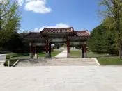 Вход на террриторию комплекса, где расположена могила короля Ван Гона. Объект наследия ЮНЕСКО