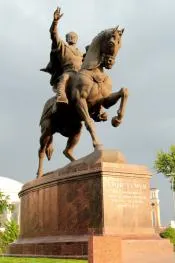 памятник Амиру Тимуру в Ташкенте
