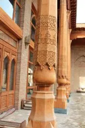 резные колонны в Мечети Хазрати Имом, Ташкент