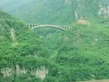 Небольшой мост через обрыв между скалами у реки Янцзы
