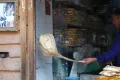 а это процесс приготовления местной карамели из имбиря