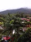 Вулкан Ареналь в облаках