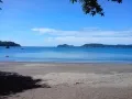Чистейшая вода в Тихом океане и черный вулканический песок