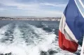 Французский флаг на кораблике в Каннах