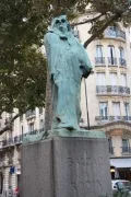 памятник Бальзаку на пересечении бульваров Распай и Монпарнас