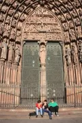 на ступеньках Кафедрального собора, Страсбург