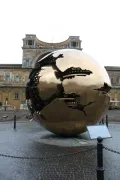 Ватикан, Двор Шишки, современная композиция «Земной шар» или «Шар в шаре»