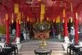 Внутри храма Куан Конг. Одна из красных ароматных подвесок пожертвована одесситами -). Хойан