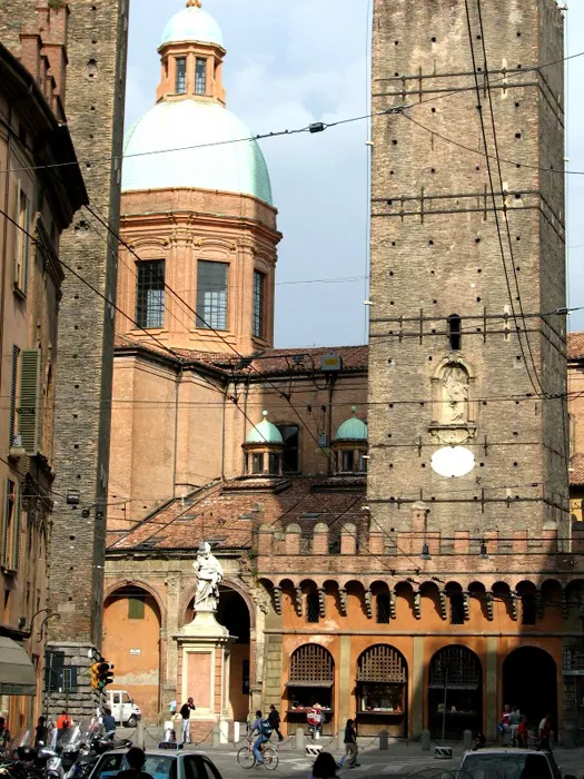 Вид на церковь Сан-Бартоломео, статую Святого Петрония, средневековые башни Гаризенда и Азинелли в центре Болоньи