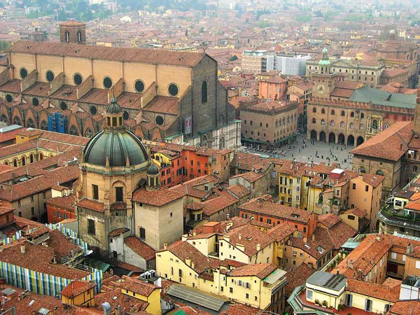 Вид на средневековый итальянский город Болонья с высоты птичьего полета
