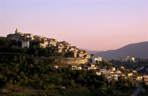 Итальянская коммуна Фьюджи, расположенная в холмистой местности на 87 км южнее Рима