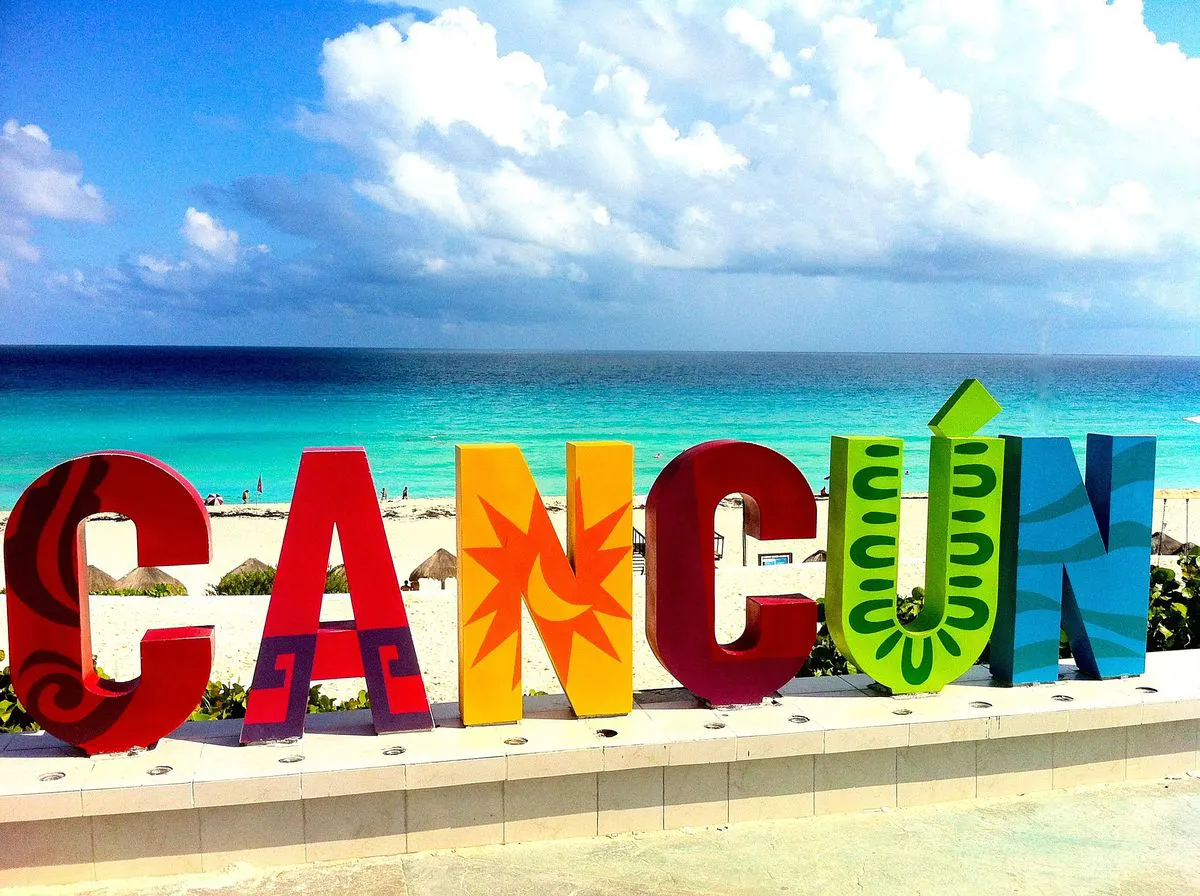 Какие сейчас туры. Мексика Канкун Сомбреро. Канкун надпись. Мексика надпись. Канкун Мексика надпись.
