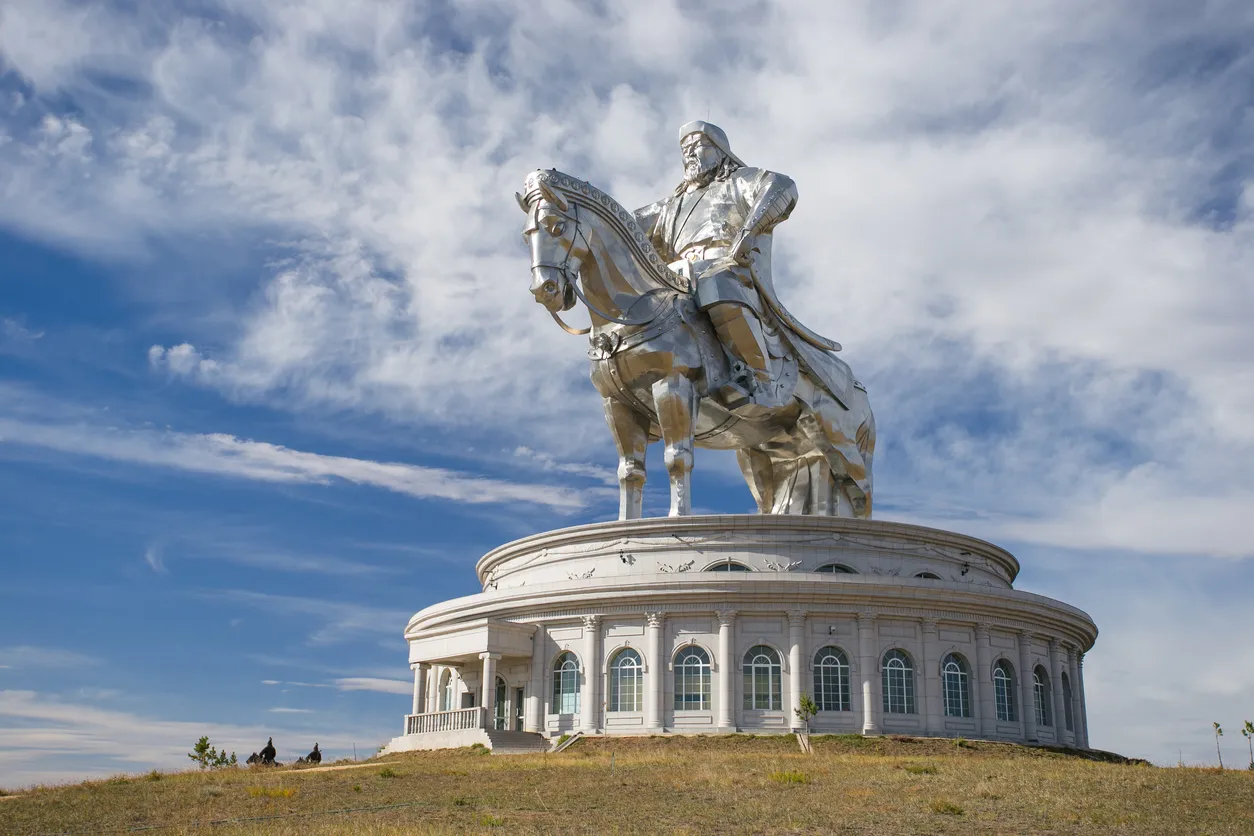 Хана улан. Статуя Чингисхана в Монголии. Конная статуя Чингисхана в Монголии. Памятник Чингисхану в Улан-Баторе. Статуя Чингисхана в Цонжин-Болдоге Монголия.