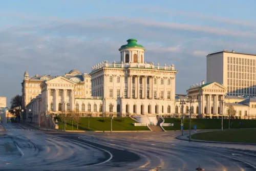 Туры в Россия (Москва, Подмосковье) - Колыбель университетской Москвы (Никольская-Моховая-Улица Просвещения-Латинский квартал) пешеходная (2 часа) 29.03